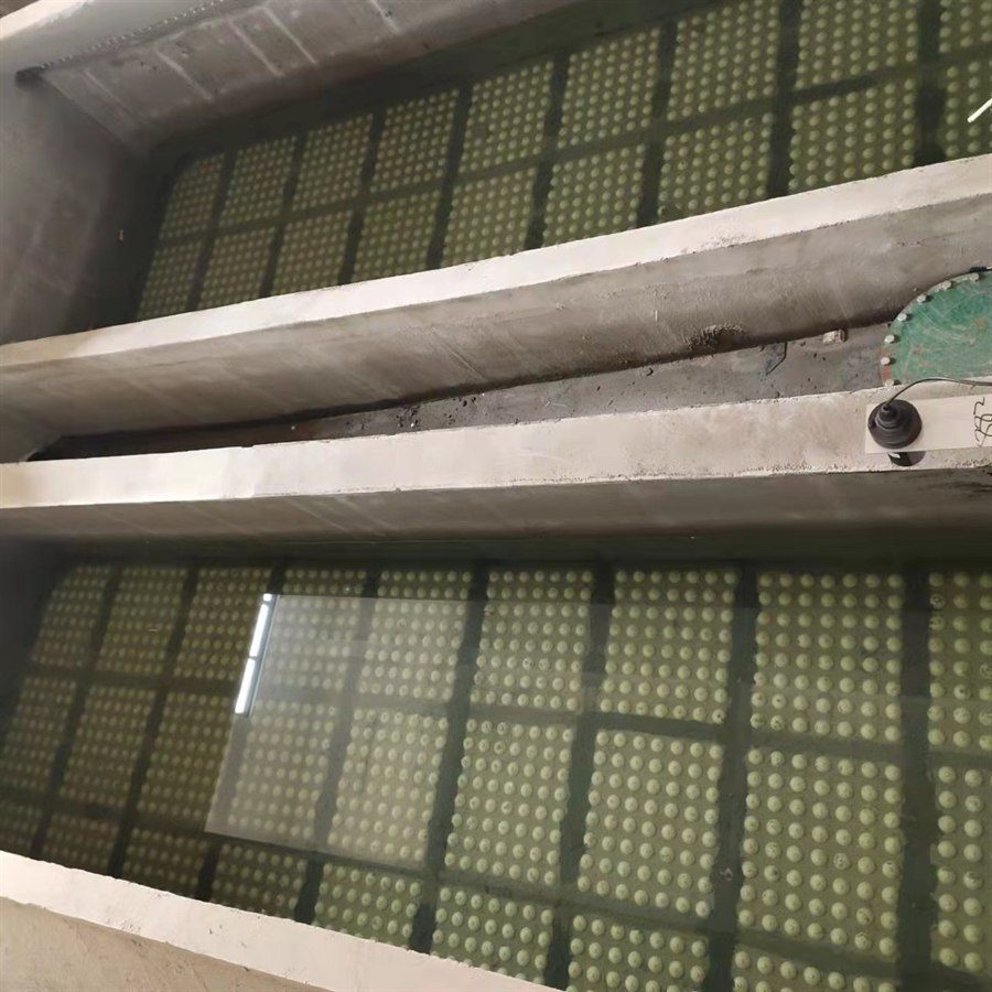 Cast-in-place filter plate surface used for water and air distribution