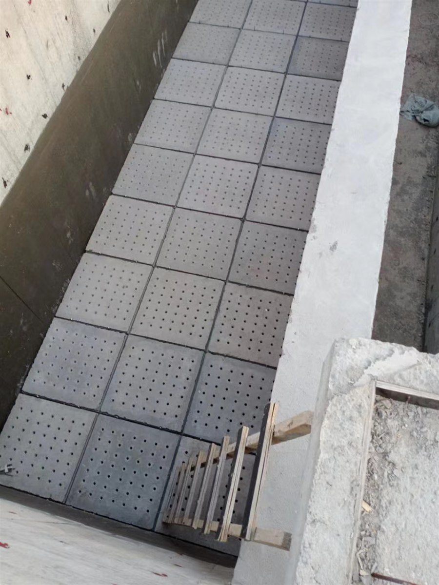 Cast-in-place filter plate bottom installed in a filter tank