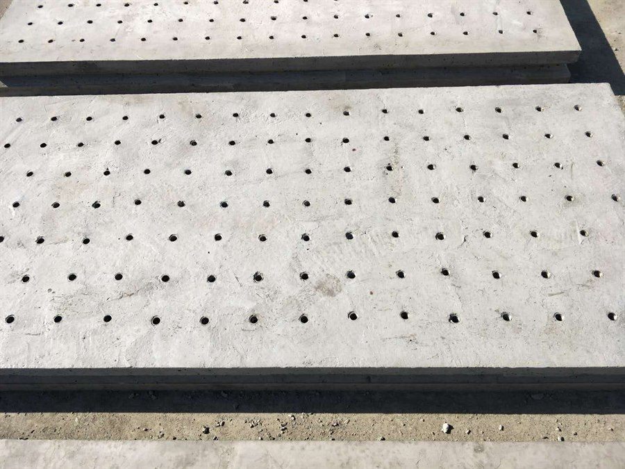 Concrete filter plate surface with a dense grid of drilled holes