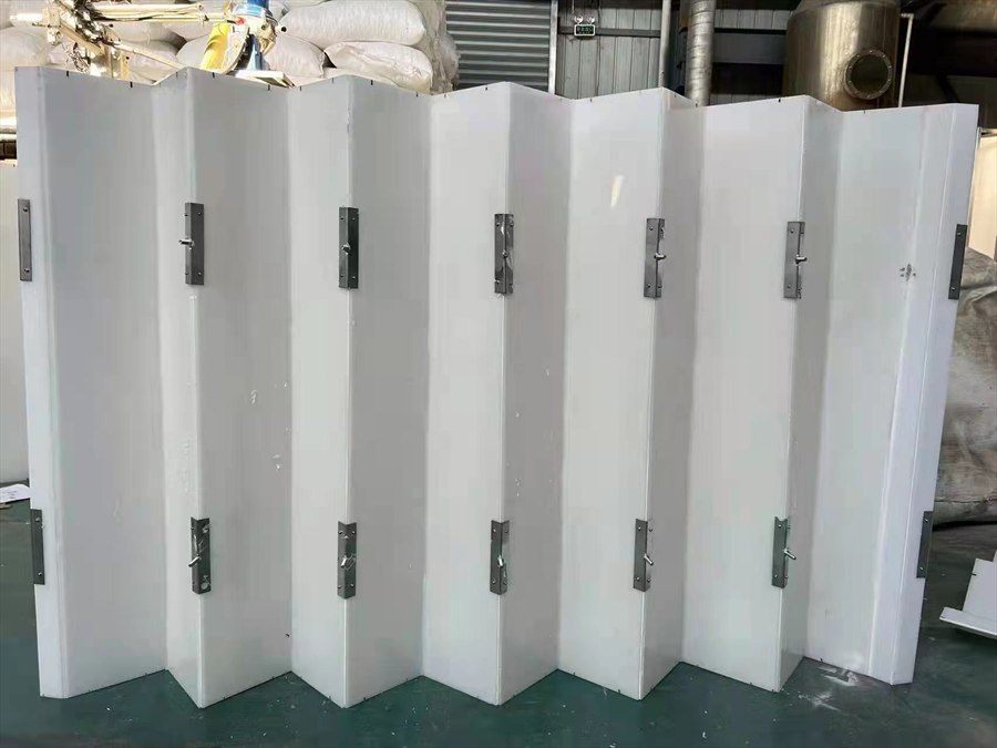 White PP folded-plate module with stainless steel hinges