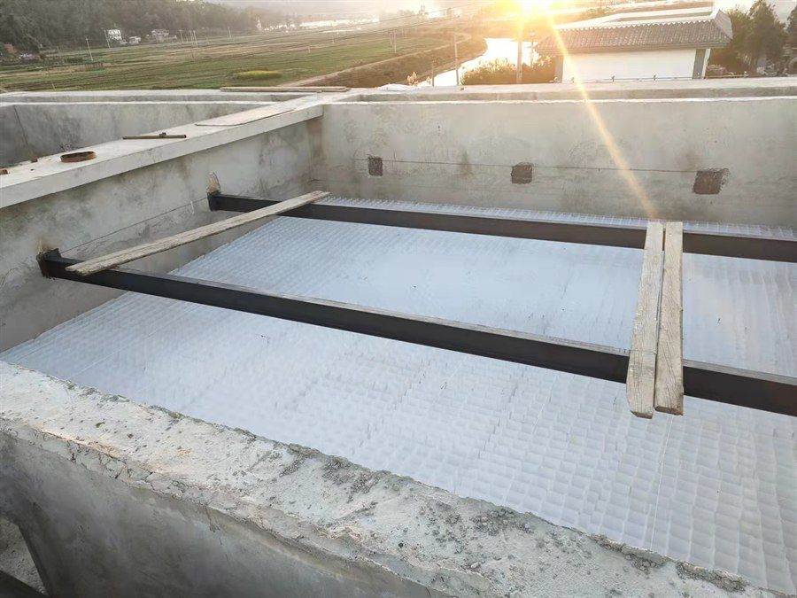 Inclined plate media basin installation