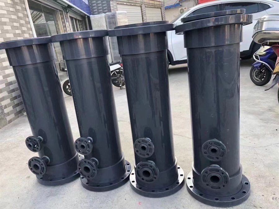 Large barrel-type aerator bodies with flanged bases and side branch connections