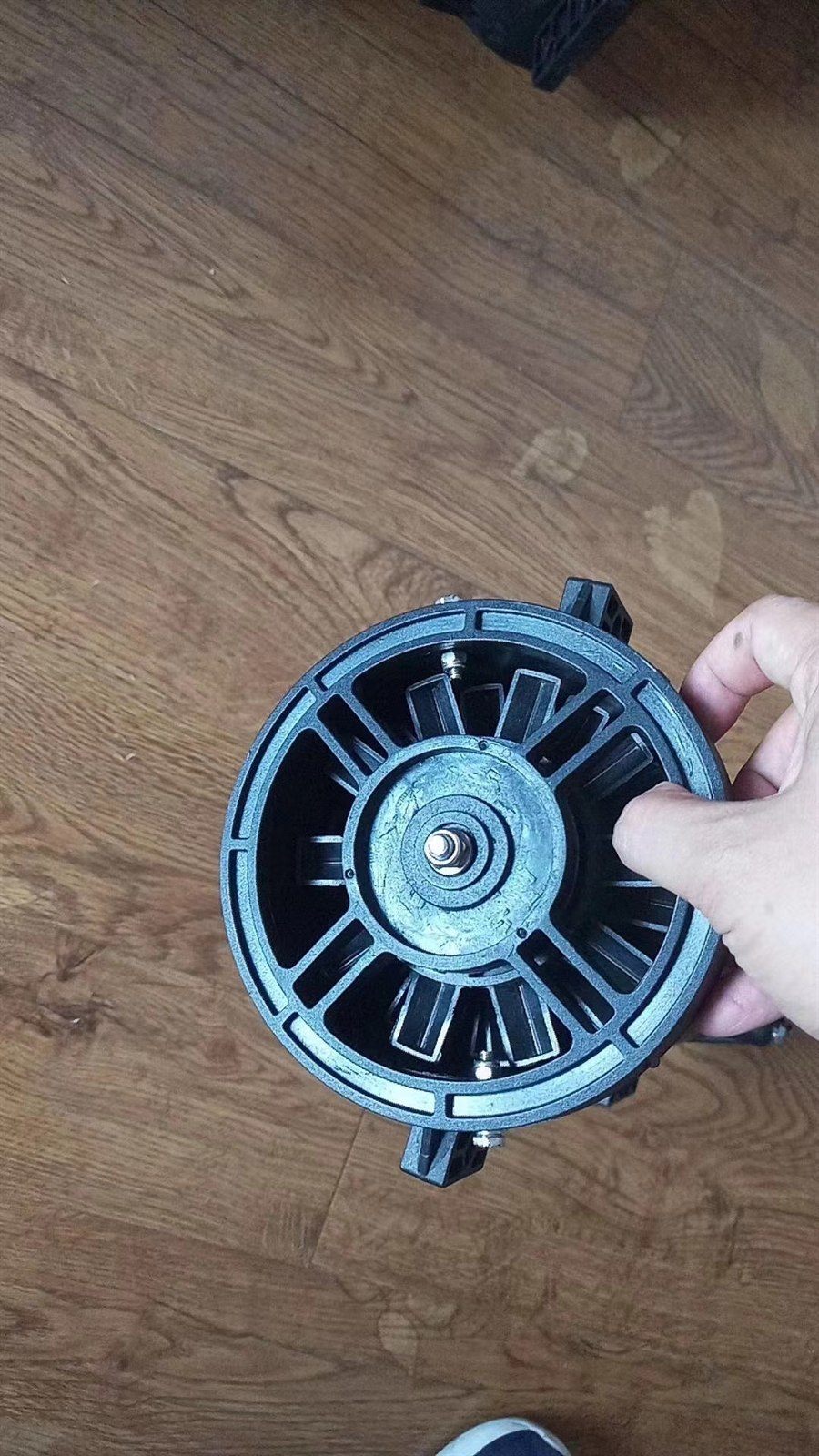 End carrier plate with radial vanes and the threaded central air port of the vortex aerator
